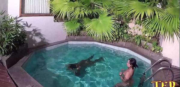  Nego Catra não para depois da cena cai na piscina e fode o cú da Bianca Naldy dentro da água - Capoeira Ator